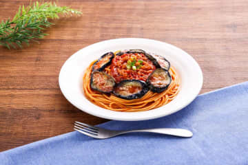 暑い季節に食べたくなる！セブン「ナスと挽肉のピリ辛トマトソースパスタ」