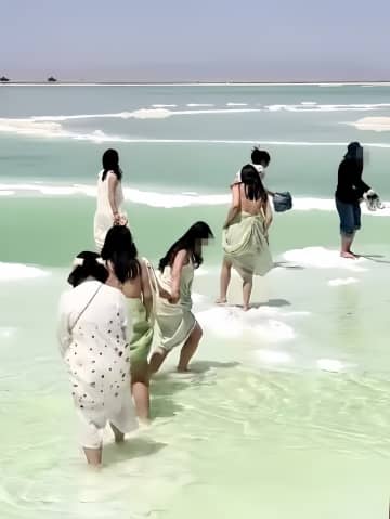 チャルハン塩湖で観光客が警告を無視して裸足で水に入り写真撮影、関係者「危険」―中国