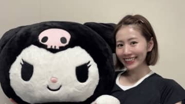 「本当に超かわいい」「デカいの～」志田千陽、巨大クロミちゃんを抱っこした姿が話題に