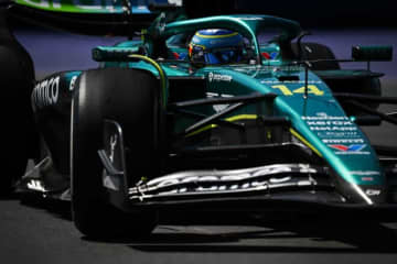 「レースをしている。テストじゃない」タイヤのケアを求められるも攻め続けたアロンソ【F1第10戦無線レビュー（1）】