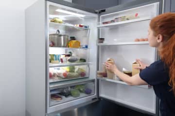 家族が冷蔵庫を何度も開け閉めします…「パタン！」のたびに毎月の電気代はいくら増えますか？