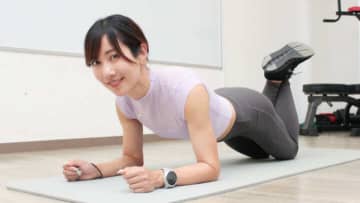 初心者向けのお腹痩せメニュー。「膝つきプランク」のやり方（2分）