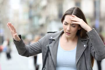 「更年期なんて他人事だと思ってた」52歳の私を襲った突然の「動悸とめまい」、そこから始まった大変な日々は