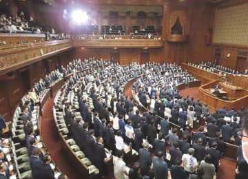 ガソリン暫定税率廃止法案が衆院で可決　自民「ま・る・な・げ」大合唱も…21日に参議院で審議へ