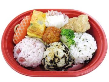 梅・昆布・わかめの3種のおにぎりに赤ウインナーなど人気のおかずを詰め合わせて税込429円! セブン‐イレブンが大人も子どもも楽しめる「おにぎりランチ」を発売
