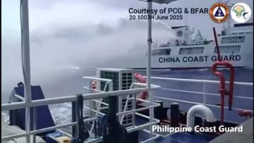 南シナ海でフィリピン船が中国船から放水砲を受ける