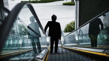 惨めだ…〈年収1,200万円〉だった62歳元部長、再雇用で給与7割減。28歳年下の元部下に言われた「残酷なひと言」でプライドが崩壊