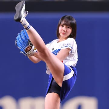 「ちょっと可愛すぎた！」セ・パ交流戦の始球式に登場した“役満ボディ”人気女子が話題！「美しいフォームだ」「巨人の西本聖だな」