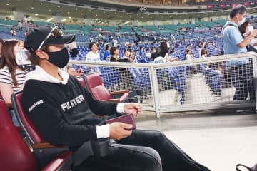 【日本ハム】〝新庄監督〟がスタンド観戦で場内騒然　ナインも「なんで!?」