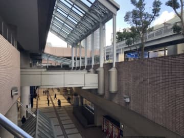 横浜駅周辺で“エリート社員”風の「ぶつかりおじさん」に遭遇した女性　「ムカついてしょうがない」と怒り心頭