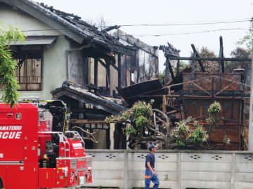 木造住宅など4棟が全焼…焼け跡から1人の遺体　中学生の次女が安否不明　午後8時前に出火、現場は田園地帯の一角で出火当時は風が吹く