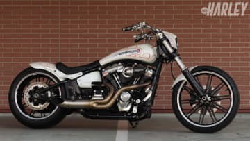 [ハーレーカスタム] 2018 FXBRSブレイクアウト114：流麗なシルエットをさらに際立たせた〈ワタナベモータース〉