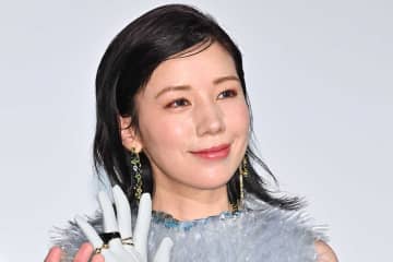 「スタイル良すぎや」夫も人気俳優、35歳仲里依紗がラインがくっきりのアートドレスを紹介