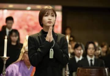 「情報解禁されました」岡崎紗絵が東野圭吾作品に初出演　9月公開映画"ブラック・ショーマン"で魅せた新境地