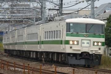 さようなら「185系」... 最後の現役“C1編成”が廃車回送 44年の活躍に幕