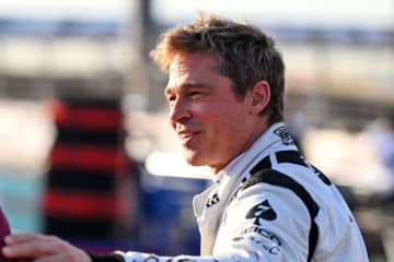 映画『F1／エフワン』主演のブラッド・ピットがF1初ドライブ。2023年型マクラーレンでオースティンを走行