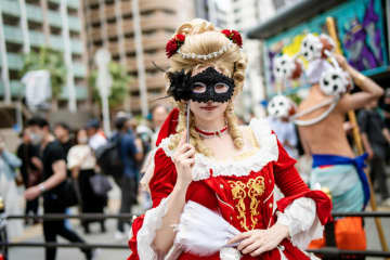 【コスプレ】大阪から歩いて来たマリー・アントワネットがクオリティ高すぎ！45歳の初心者レイヤーって嘘でしょ？【写真8枚】