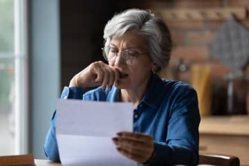 毎月の収入が「21万円」の61歳の父に「生活が楽じゃない」と言われました。シニアの単身としては平均以上の収入だと思うのですが…