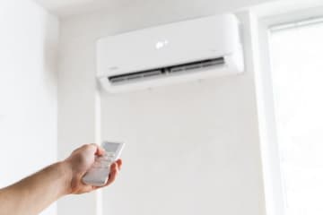 子どもや高齢者がいる家庭です。「熱中症」を防ぐためにエアコンは必須ですが、電気代を抑える設定やアイテムはありますか？