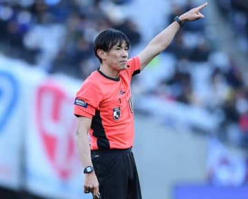 難しいジャッジ。選手の見解に「ストンと腑に落ちた」。J主審・中村太が救われた言葉「僕の中では響いている、今でも」