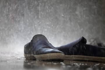 雨でぬれた靴を放置するとどうなる？早く乾かす方法も