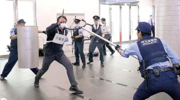 大宮で訓練…ソニックシティに刃物持った不審者が侵入、暴れだす場面を想定　警備員らさすまた使用した対応学ぶ　さすまたには奪われるリスク…刃物が届かない距離を取り、安全確保を第一に