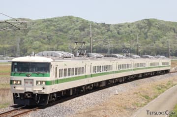 最後の「国鉄型特急電車」がついに「完全引退」 185系が帰らぬ旅へ