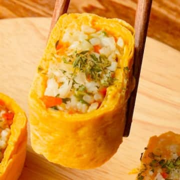【SNSで大人気！】韓国でバズってる「卵巻きご飯」って知ってる？ワンパンで超簡単！