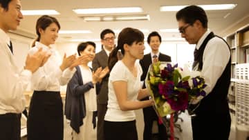 華やかなキャリアを積むも、定年退職日は形式的な送別会と花束だけ。サラリーマン人生終焉の「60代男性」が会社から丁重に宣告された「残酷な現実」