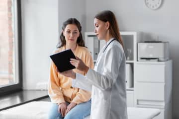 会社の健康診断で「要精密検査」となり、後日病院で再検査を受けました。この検査費用は「健康保険」の対象になるのでしょうか？