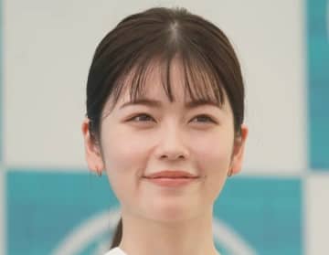 小芝風花の手編み「ベル袋」に「天才すぎる」と絶賛相次ぐ。姉妹でお揃い「ガチャガチャ用の100円財布に」