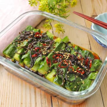 【お願いだからきゅうりと大葉をコレに漬けてみて】「夏はずっと食べてる」「この味付けはヤバい」きゅうりの簡単副菜レシピ