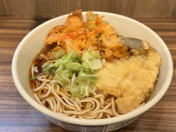 まさに一流の味！綾瀬『立ち食い蕎麦 酒処 稜』で料理人歴50年超のツワモノが作る、人生の集大成としての一杯
