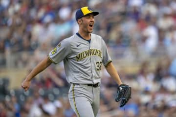 ウソだろ！　ブルワーズの新人右腕がデビューわずか８日で二つのＭＬＢ史上初快挙達成