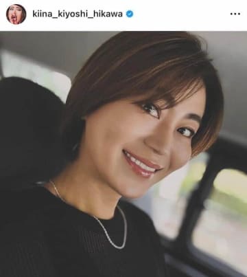 氷川きよし、爽やかパステルイエローのダブルスーツで圧倒的美しさ　胸元にはネックレスがキラリ