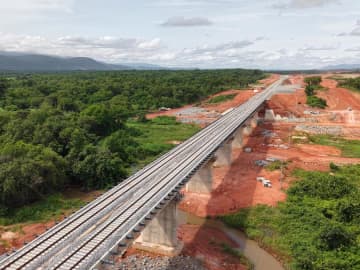 ギニア・シマンドゥ鉱山の鉄道支線、線路敷設へ　中国企業が建設