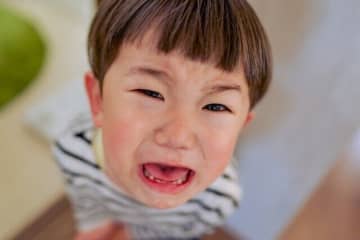 イライラしてして怒ってしまうことも… 。泣き止まない子どもの癇癪はどう対応する？