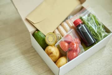 実家からの「食品の仕送り」の段ボールに親が「3万円」を入れてくれていました。食品の間に挟まれているのですが「現金書留」でなくて大丈夫でしょうか？