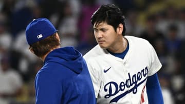 大谷翔平が山本由伸ににらみをきかせる　勝利後のタッチの数秒でもじゃれあう