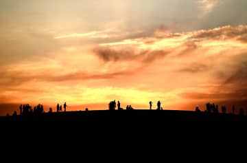 砂漠に浮かぶ夕焼け雲　中国・敦煌市