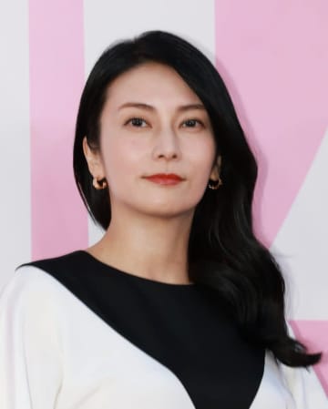 「むっちゃ鍛えてる」柴咲コウ、ドレスを着た後ろ姿に絶賛の声「ハッとしました」「背中きれい」