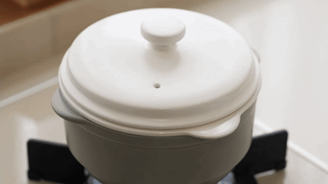 糖質とカロリーをカット？ レンジ＆直火に対応した炊飯用土鍋「Kalowpot」