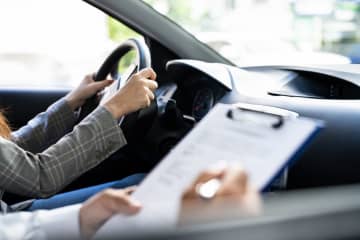 車の免許は『何歳で取る人が多いのか？』 平均的な年齢と30歳を超えてから取得するときの注意点