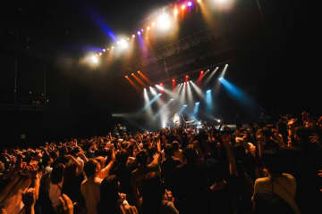 【ライブレポート】ReN、ツアー＜Riot Tour ～今こそ立ち上がれ！～＞完走　EXシアターで熱狂のファイナル