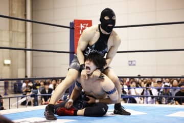 【新日本】山形出禁のＳＨＯ欠場も…黒覆面〝山形大嫌いマン〟大暴れ　「芋煮野郎どもが！」と観客罵倒