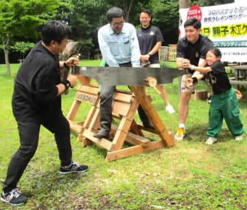 群馬クレインサンダーズ細川一輝選手が「AGFブレンディの森」企画でファンと丸太切り体験