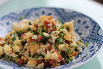 速水もこみち”飯テロ注意”『アジア風屋台チャーハン』の作り方を伝授！ソーセージの旨味がハマる”簡単で激旨”な男飯がネットで話題に「もこちゃんのチャーハン油いっぱい使うからいいよね。」「輸入米、古い米もおいしく食べられる！」