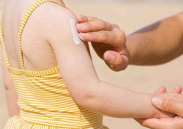 子どもにも日焼け止めって必要？選び方と正しい使い方についてお教えします