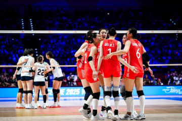 女子日本代表、2セットダウンから選手交代で追い上げを見せるも若い中国代表相手に敗戦【VNL女子2025】