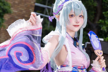 【コスプレ】健康的な美脚が光る！『原神』夢見月瑞希が振り向きポーズとたおやかな表情で見るものすべてを癒す【写真10枚】